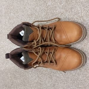 Good condition Toms boots - 9.5